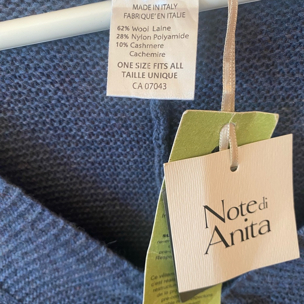 Classic blue v- neck sweater by, Note Di Anita. 
O/S - Picture 2 of 3